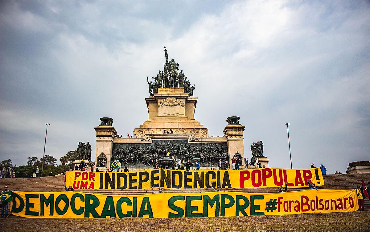 Ação simbólica no Museu do Ipiranga defende democracia e 'independência popular'